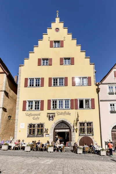 Ludzi w rynek miasta Rothenburg ob der Tauber — Zdjęcie stockowe