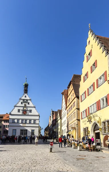 Menschen auf dem Marktplatz von Rothenburg ob der Tauber — Stockfoto