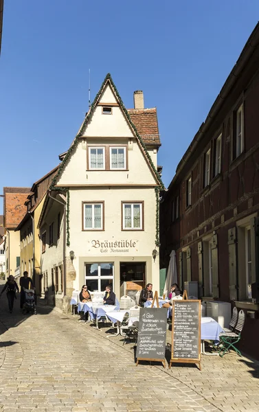 Ludzi w rynek miasta Rothenburg ob der Tauber — Zdjęcie stockowe