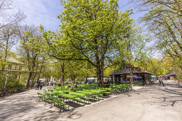 Ludzie cieszyć Biergarten w pobliżu chiński tower — Zdjęcie stockowe