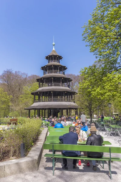 Menschen genießen den Biergarten am Chinesischen Turm — Stockfoto