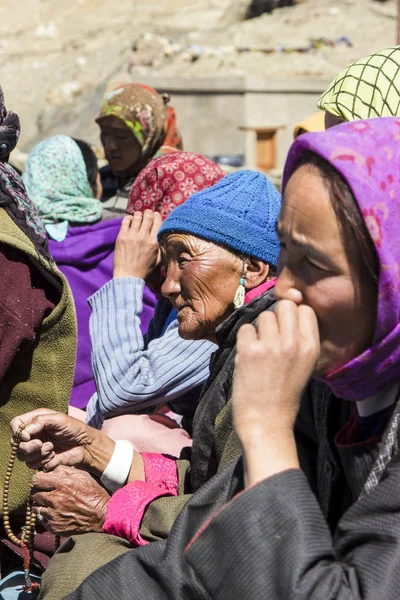 Old tibetan woman uses her mala — Stockfoto