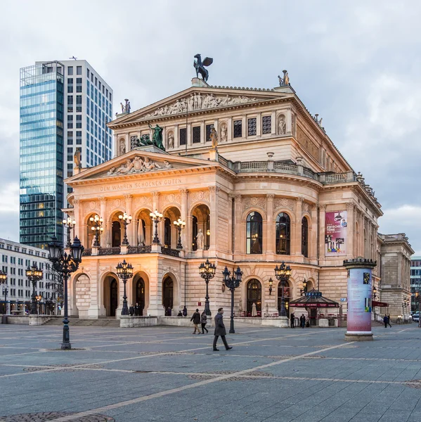 Alte Oper en Frankfurt. Vista nocturna . — Foto de Stock