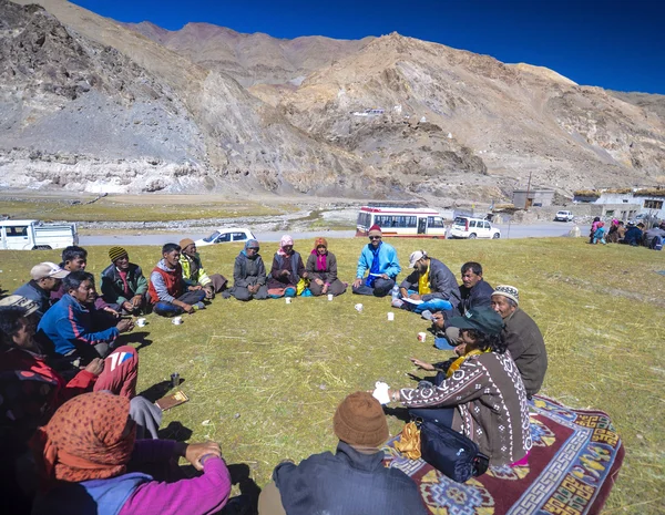 Tribal people in the mountains discuss a village issue — Stockfoto