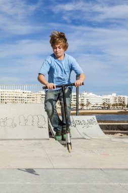 Çocuk scooter ile hava indirme gidiyor 