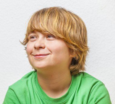 Beyaz arka plan ile boy gülümseyerek
