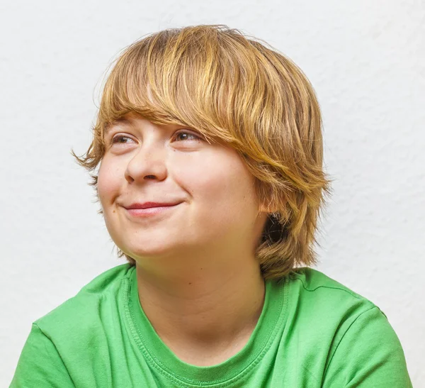 Sorrindo menino com fundo branco — Fotografia de Stock