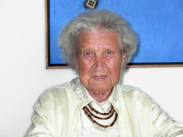 Glada leende stora mormor — Stockfoto