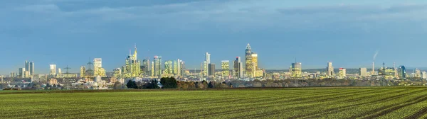 Skyline frankfurt tarafından gece — Stok fotoğraf