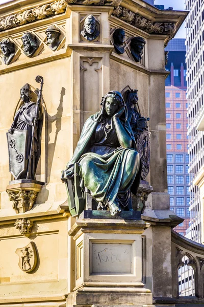 The Johannes Gutenberg monument on the southern Rossmarkt in Fra — ストック写真