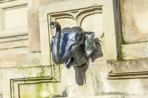 Elefante cabeza en el monumento Johannes Gutenberg en el sur — Foto de Stock