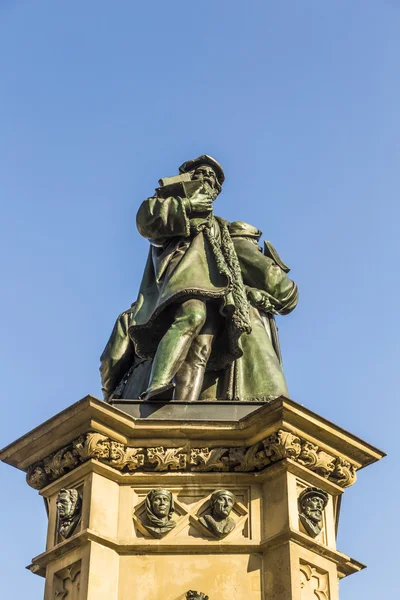 Monumento a Johannes Gutenberg en el sur de Rossmarkt en Fra — Foto de Stock