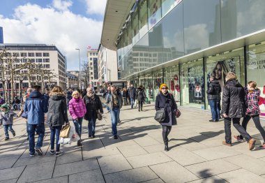 insanlar zeil öğle Frankfurt'ta yürüyüş