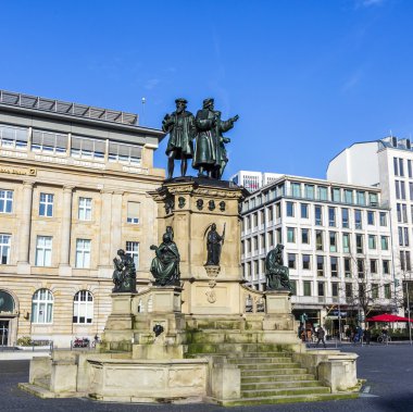 Johannes Gutenberg Güney Rossmarkt Yaylası girişindeki nitelikli anıt  