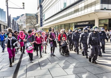 Ezb ve kapitalizm Frankfurt insanlar protesto