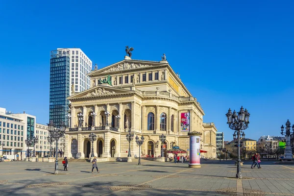 Pessoas em Alte Oper em Frankfurt — Fotografia de Stock