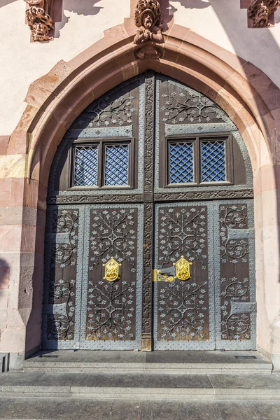 Detalle de la antigua puerta de madera del ayuntamiento en Frankfurt —  Fotos de Stock