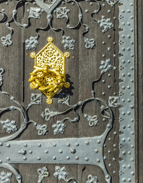 Detail of old wooden door of townhall  in Frankfurt — Stock Photo, Image