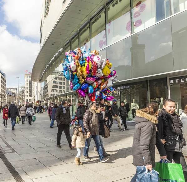 People walk along the Zeil in Midday in Frankfurt — Stock Photo, Image