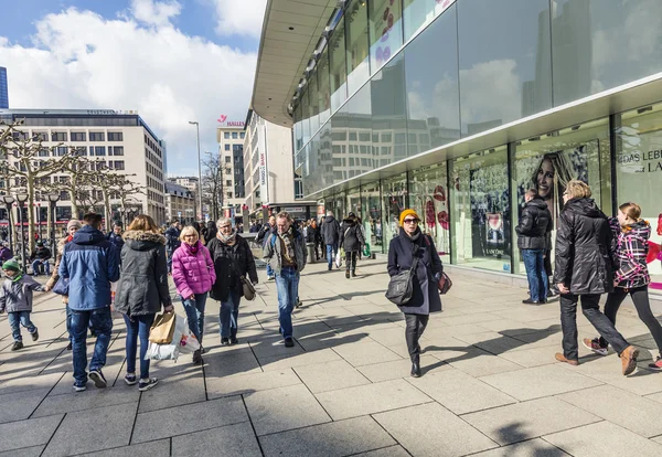 Ludzie spacerem wzdłuż zeil w południe we Frankfurcie nad Menem — Zdjęcie stockowe