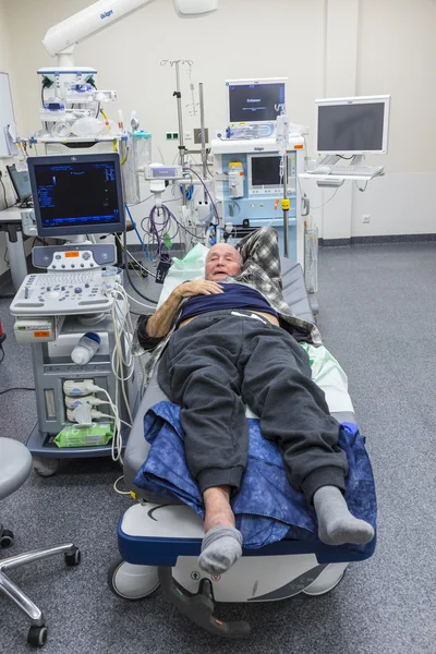 Sick senior lying in a hospital bed — Stock Photo, Image