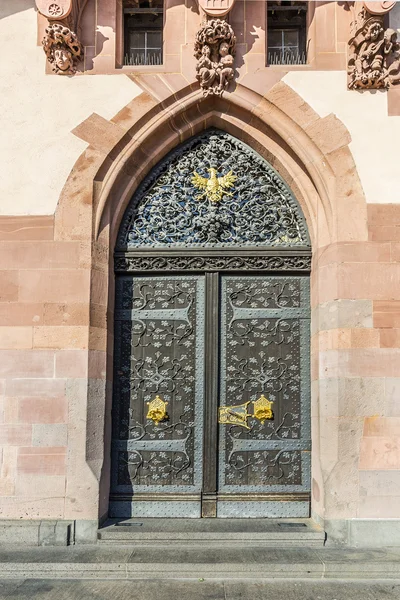 Detail starých dřevěných dveří, dostavba proluky ve Frankfurtu — Stock fotografie