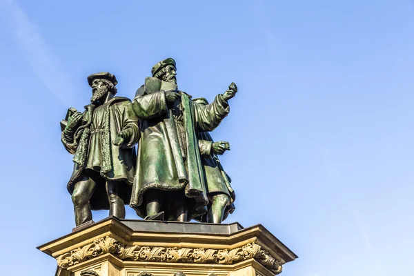 Johannes Gutenberg monument op de zuidelijke Rossmarkt — Stockfoto
