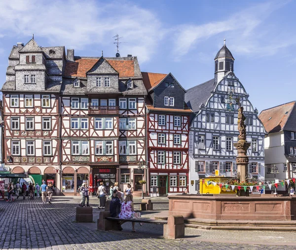 La gente disfruta de la hermosa plaza del mercado medieval en Butzbach —  Fotos de Stock