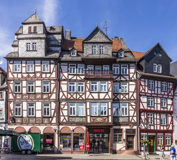 Menschen genießen den schönen mittelalterlichen Marktplatz in Butzbach — Stockfoto