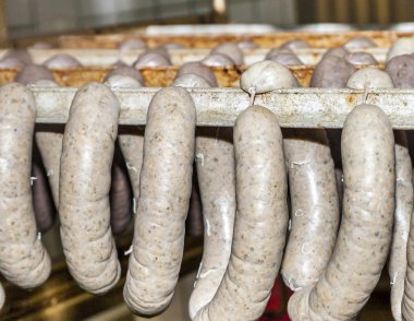 sosis sıcak suda pişirme sonra kurutma