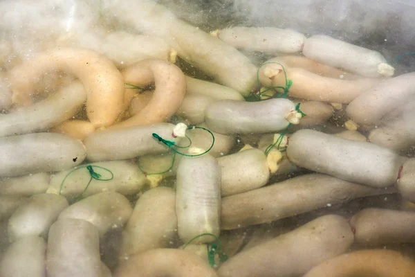 Les saucisses fraîches bouillent dans la bouilloire — Photo