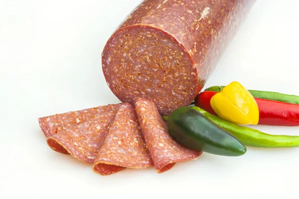 Salsiccia di salame con carne di maiale macinata ed erbe aromatiche — Foto Stock