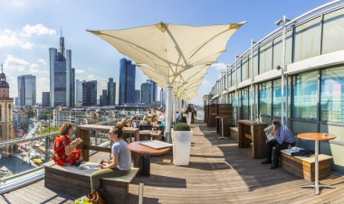 insanlar panorama platformu görünümünden skyline için tadını çıkarın.