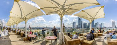 insanlar panorama platformu görünümünden skyline için tadını çıkarın.