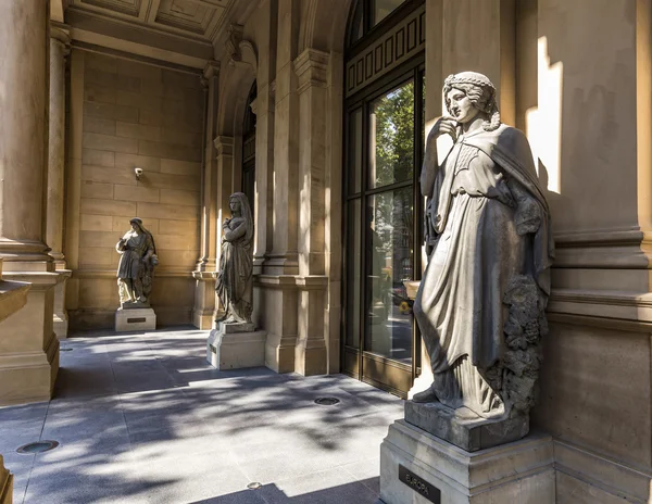 Estatua en la bolsa de Frankfurt con la diosa griega —  Fotos de Stock