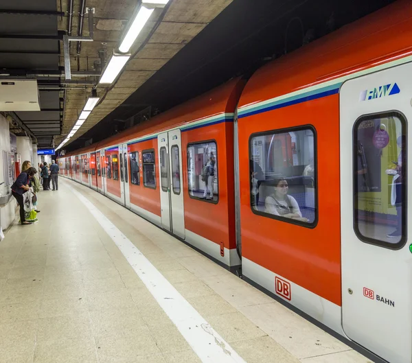 Metro tren istasyonu terk etmeye hazır — Stok fotoğraf