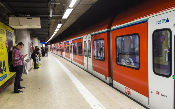 Subway train ready to leave the station — Stock Photo, Image