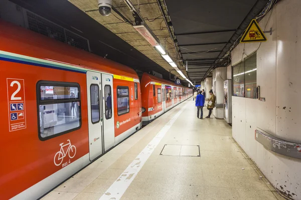 Tren subterráneo listo para salir de la estación —  Fotos de Stock