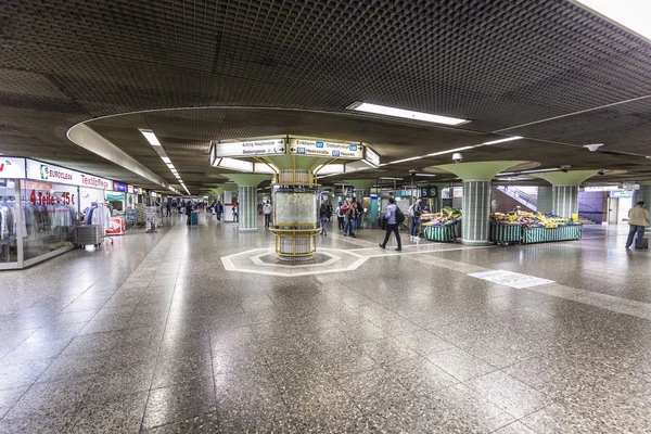 Tren subterráneo listo para salir de la estación — Foto de Stock