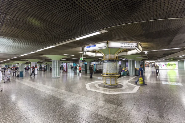 Tren subterráneo listo para salir de la estación —  Fotos de Stock