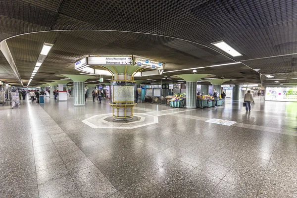 Metro tren istasyonu terk etmeye hazır — Stok fotoğraf