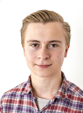 pozitif çocuk kameraya bakıyor. Beyaz bitti izole