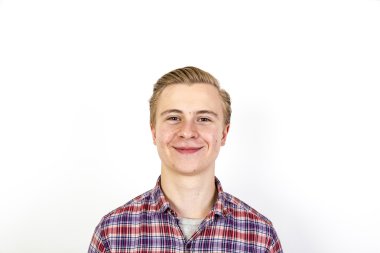 pozitif çocuk kameraya bakıyor. Beyaz bitti izole