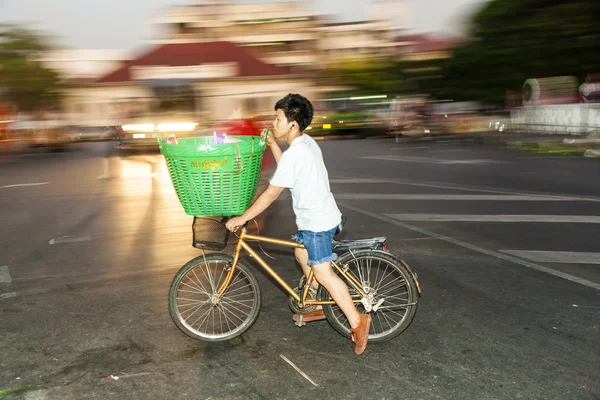 Man åker hem med cykel från Pak Khlong Thalat i Bangkok — Stockfoto