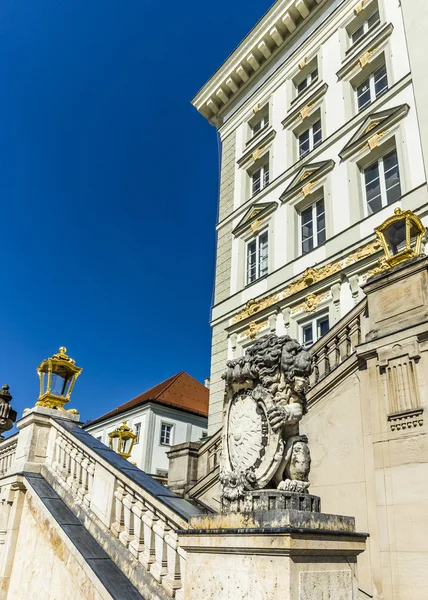 Fachada do castelo de Nymphenburg com leão bávaro e crista — Fotografia de Stock