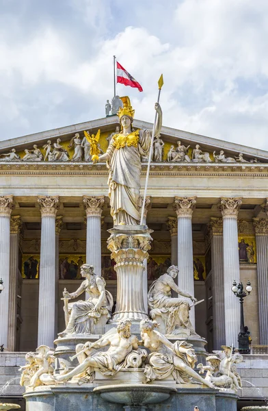 Здание австрийского парламента в Вене является местом, где два часа — стоковое фото
