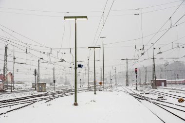 Wiesbaden'da tren istasyonunda kar yağışı