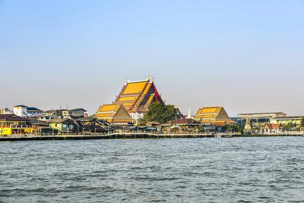 Temple sur la rive sud de la rivière Mae Nam Chao Phraya — Photo