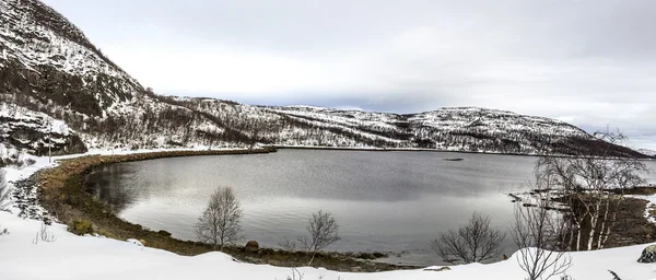 ノルウェー、雪で風光明媚な湖に山が覆われています。 — ストック写真