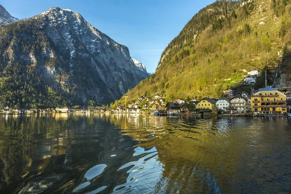 Hallstatt városban a hagyományos, fából készült házak — Stock Fotó